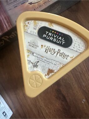 Trivial Pursuit Harry Potter Edition Game Piece - Yellow